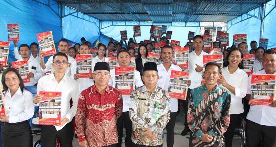 Foto - 195 Guru PAKat di Manggarai Terima Sertifikat Pendidik