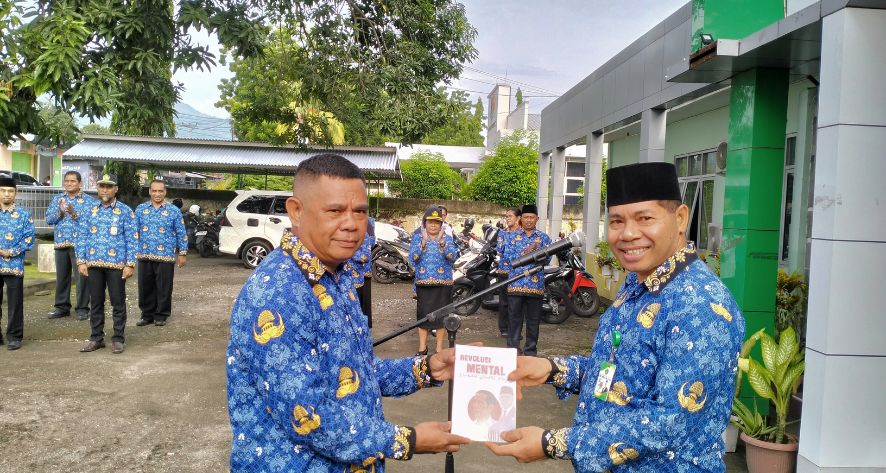 Foto - Penguatan Literasi dan Karakter, Kemenag Sikka Terima Buku Karya Agustinus Badjo 