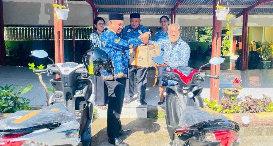 Foto - Dukung Kinerja Pengawas, Kemenag Lembata Serahkan Kendaraan Operasional