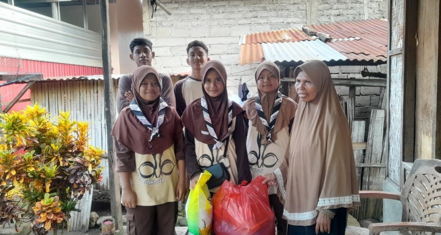 Foto - Sambut Ramadan, DKA Pramuka MAN Ende Bersihkan Masjid dan Salurkan Sembako