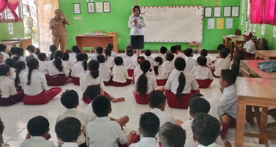 Foto - Bentuk Karakter Sejak Dini, Penyuluh Agama Kristen Kemenag Rote Ndao Ajak Siswa SD Inpres Pilasue Gemar Berdoa