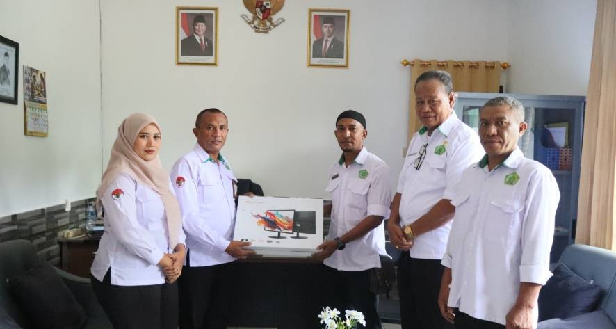 Foto - Dukung Mutu Layanan Pendidikan, Kemenag Sumba Timur Serahkan BMN ke Madrasah