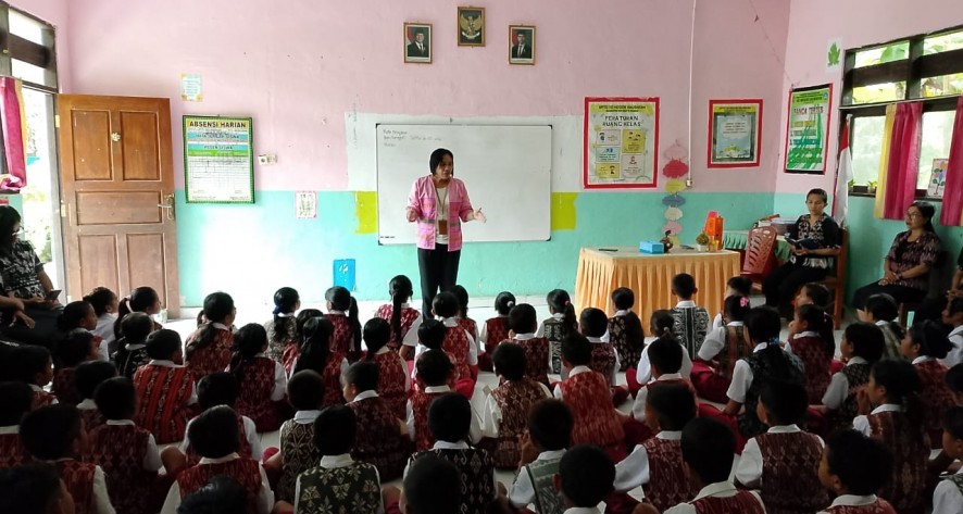 Foto - Kemenag Rote Ndao Internalisasi Nilai Karakter Anak Pembawa Damai di SD Baubafan melalui  Peran Penyuluh