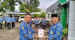 Foto : Penguatan Literasi dan Karakter, Kemenag Sikka Terima Buku Karya Agustinus Badjo 