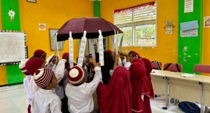 Foto : Role Play Payung Hujan, Cara Guru MIN Lembata Tanamkan Konsep Bilangan Sejak Dini
