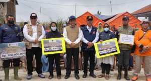 Foto : Menag Salurkan Bantuan Rp596 Juta untuk Madrasah, Guru, dan Siswa Terdampak Longsor Cisarua