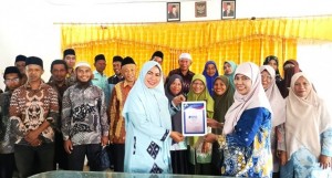 Foto : Penguatan Tata Kelola Madrasah, Kemenag Ende Serahkan NPSN Kepada MIN 4 Ende