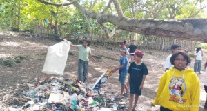 Penyuluh Agama Kristen Kemenag Sabu Raijua Ajak Anak TBM Ama Ina Peduli Lingkungan