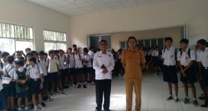 Penyuluh Agama Kemenag Rote Ndao Lakukan Bimbingan Rohani di SMPN 2 Oenggaut